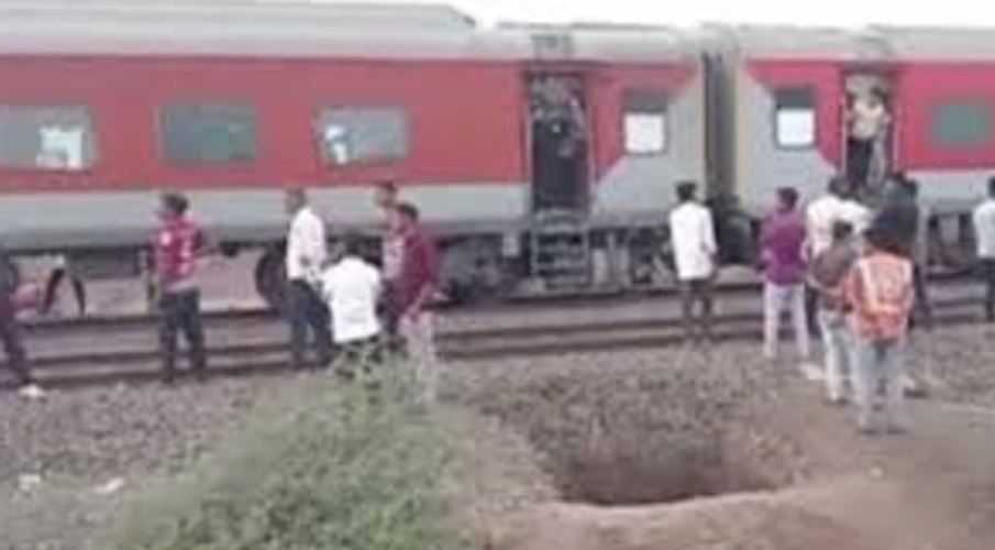 Rumor that the train caught fire took it and jumped in front of another train Tragic accident in Maharashtra