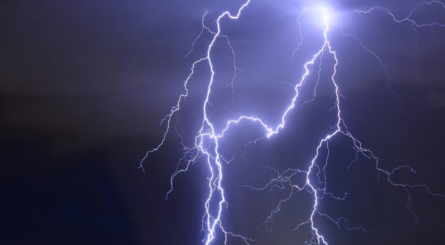 One person dies tragically after being struck by lightning in Pathanamthitta