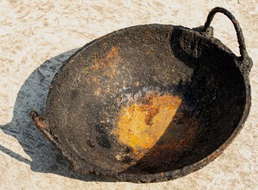 To remove rust from iron utensils and make them shine like non-stick