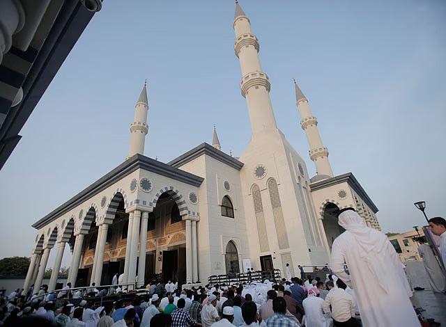 Dubai offer one hour free parking around mosques during prayer time