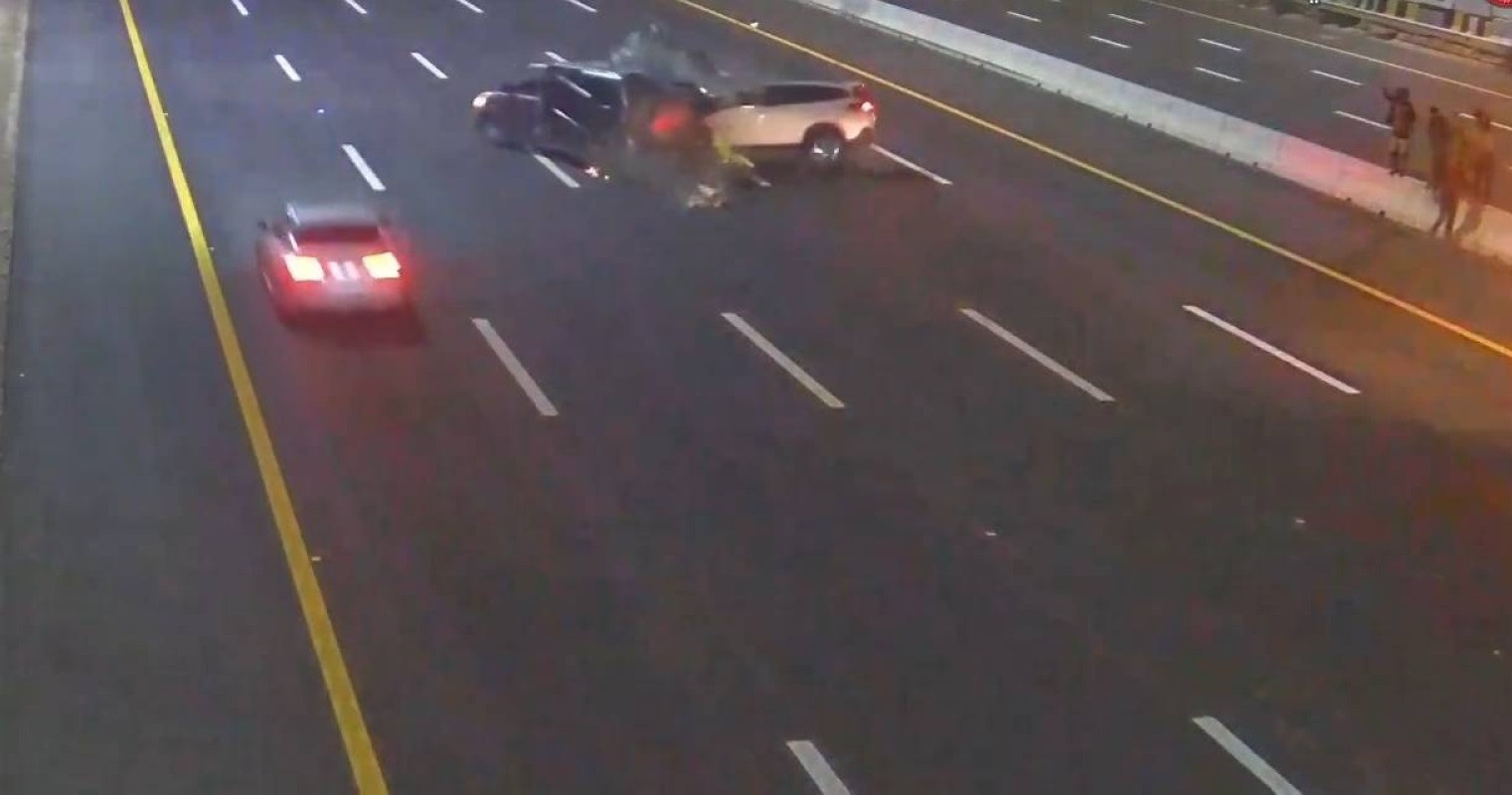 Careless driver in UAE stops on busy road nearly causes accident