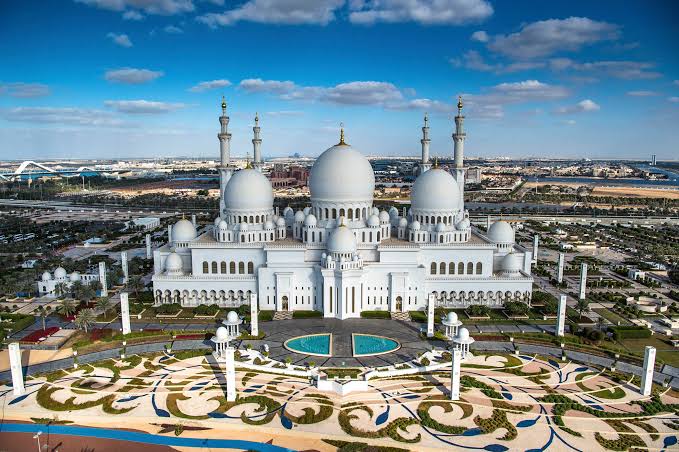 Significant increase in the number of visitors to the Sheikh Zayed Grand Mosque
