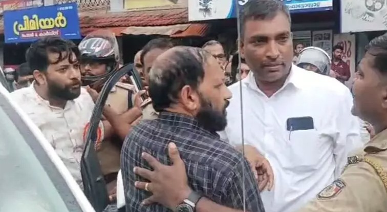dyfi blocks mp shafi parambils car in vadakara police intervene