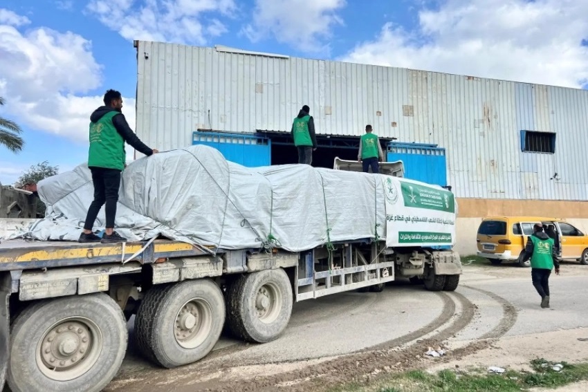Saudi aid convoy reaches Gaza to succor displaced families