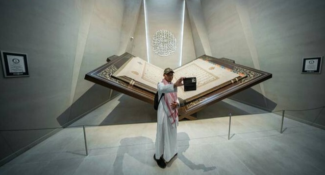 worlds largest handwritten quran makkah museum guinness record