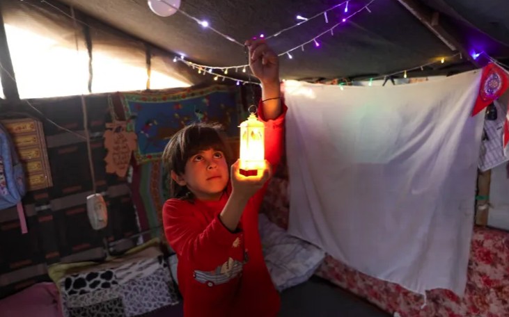 Ramadan in Gaza: Mother Decorates Tent Amid War and Loss | Hope & Resilience