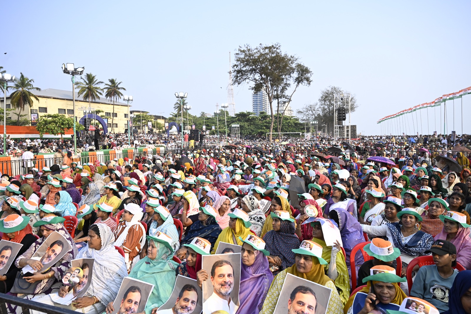 തെരഞ്ഞെടുപ്പ് പ്രചാരണത്തിന്റെ ഭാഗമായി കോഴിക്കോട് കടപ്പുറത്ത് നടന്ന യു.ഡി.എഫ് മഹാറാലിക്കെത്തിയ പ്രവര്&zwj;ത്തകര്&zwj;