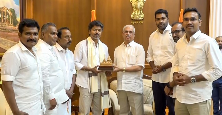 തമിഴകത്ത് രാഷ്ട്രീയ അനിശ്ചിതത്വം: ഡി.എം.കെ-എ.ഐ.എ.ഡി.എം.കെ സഖ്യനീക്കത്തിനെതിരെ ടി.വി.കെ