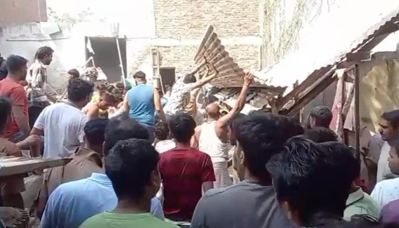 Cylinder explosion in Delhi 11 injured one in critical condition