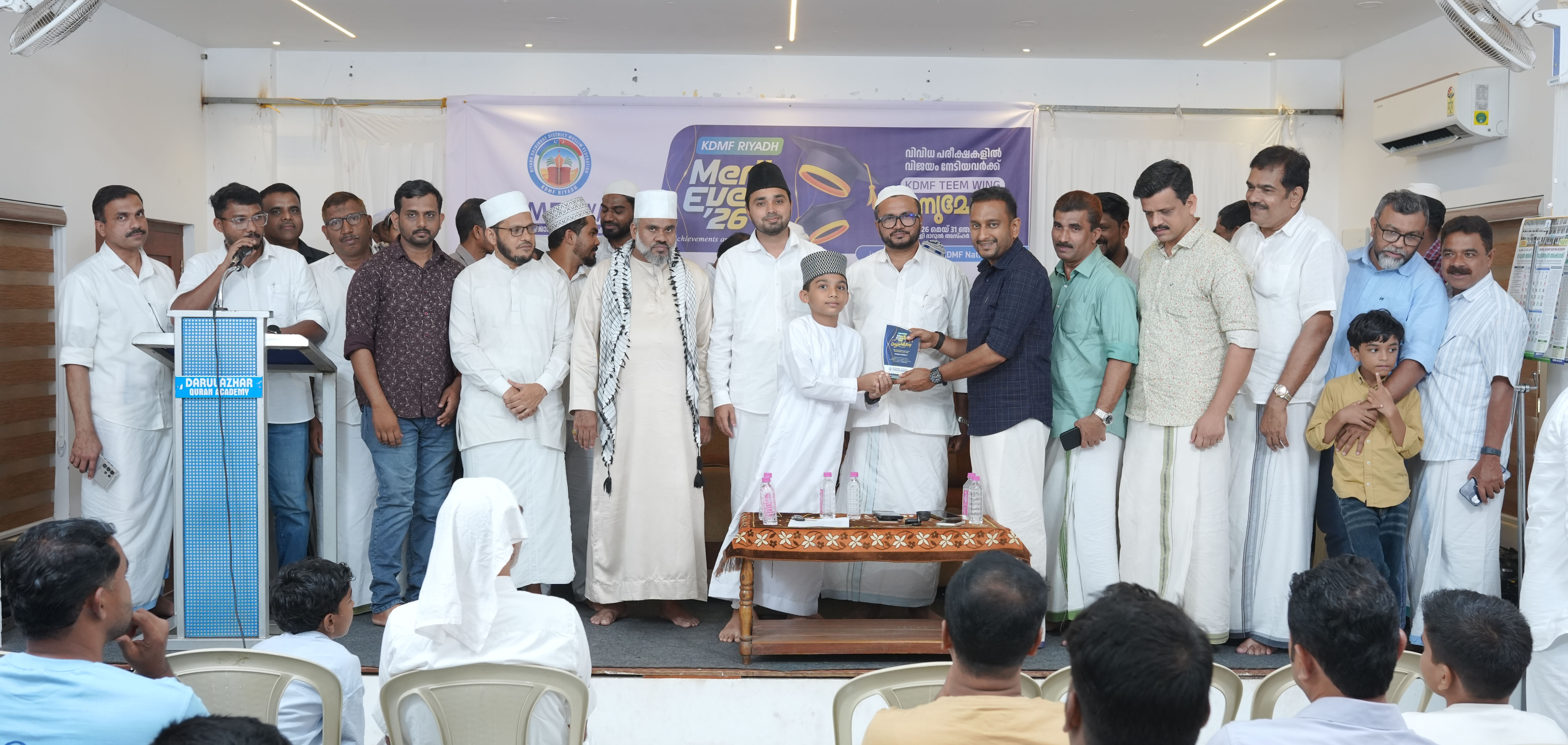 വിദ്യാർഥികൾക്കുള്ള ഉപഹാരം പി.കെ ഫിറോസ് എം.എൽ.എ നൽകുന്നു