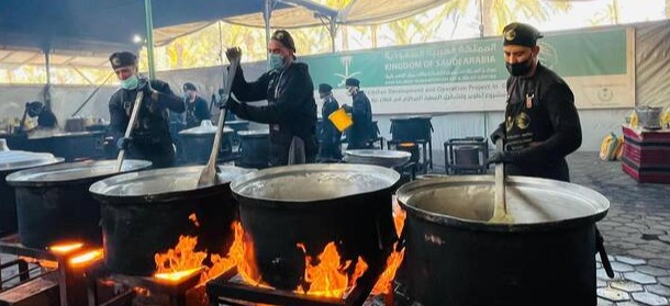 ksrelief distributes hot meals gaza palestinian families