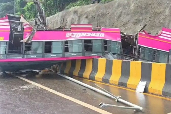 bus-overturns-kuttippuram-malappuram-one-dead-rescue-operations